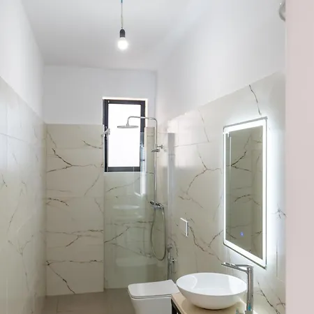 Golden Sun Apartment *