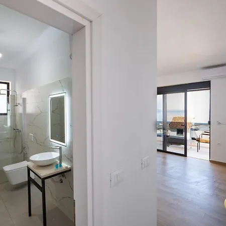 Golden Sun Apartment *