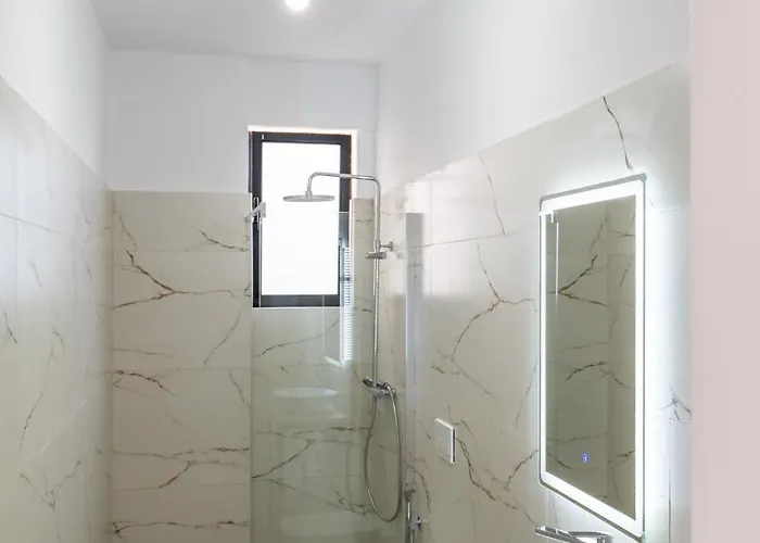 Golden Sun Apartment *