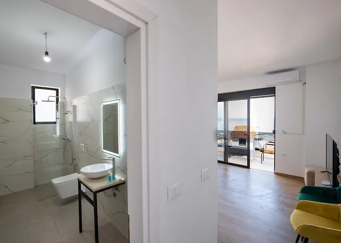 Golden Sun Apartment *