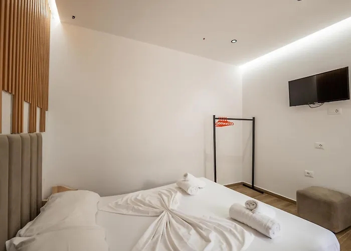 Golden Sun Apartment *